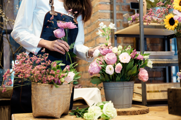 business-owner-flower-shop_1421-2051